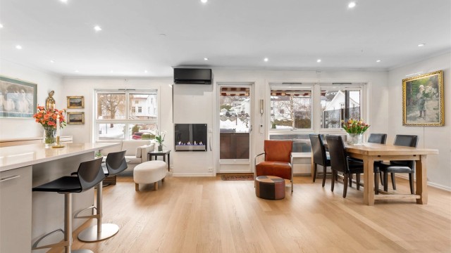 Fra stuen er det direkte utgang til den sydvestvendte balkongen.