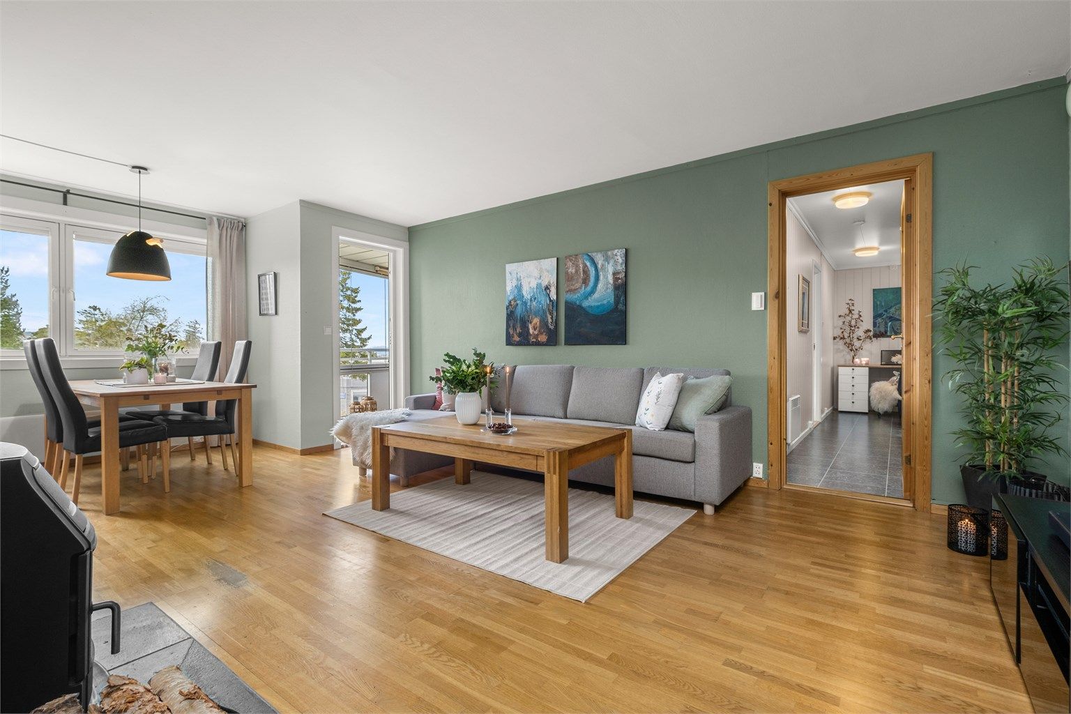 Stuearealet måler romslige 25 kvm og har gode møbleringmsuligheter. 