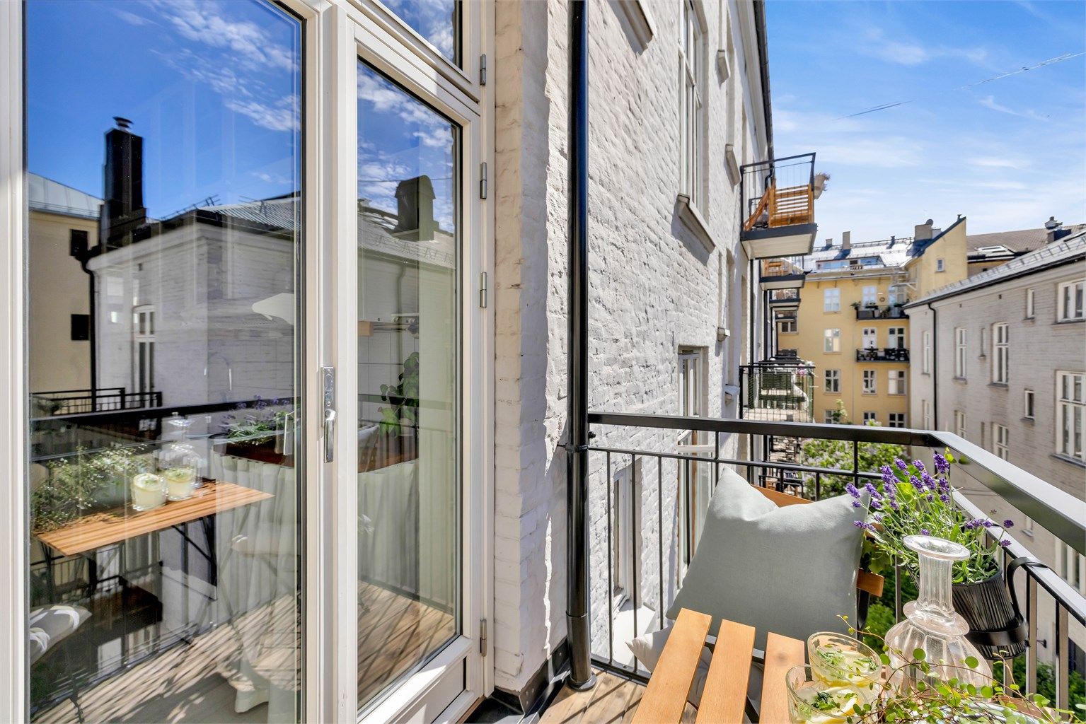 Selger opplyser at solen treffer balkongen fra omkring kl. 12 og blir værende utover ettermiddagen og tidlig kveld. 