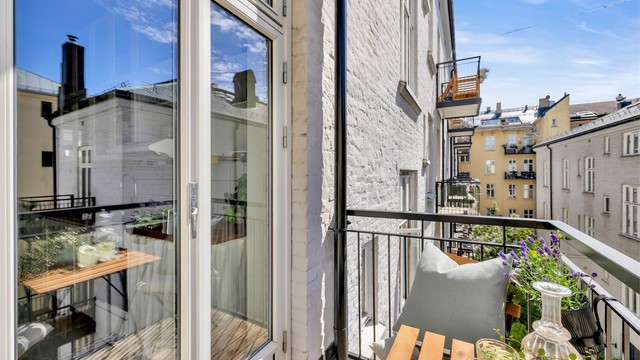 Selger opplyser at solen treffer balkongen fra omkring kl. 12 og blir værende utover ettermiddagen og tidlig kveld.