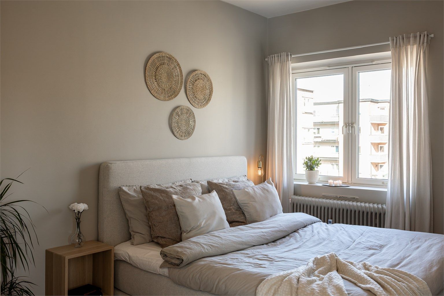 Soverommet har god plass til dobbeltseng med tilhørende møblement, og svært godt med skapplass. Rommet vender ut mot et rolig og frodig området.