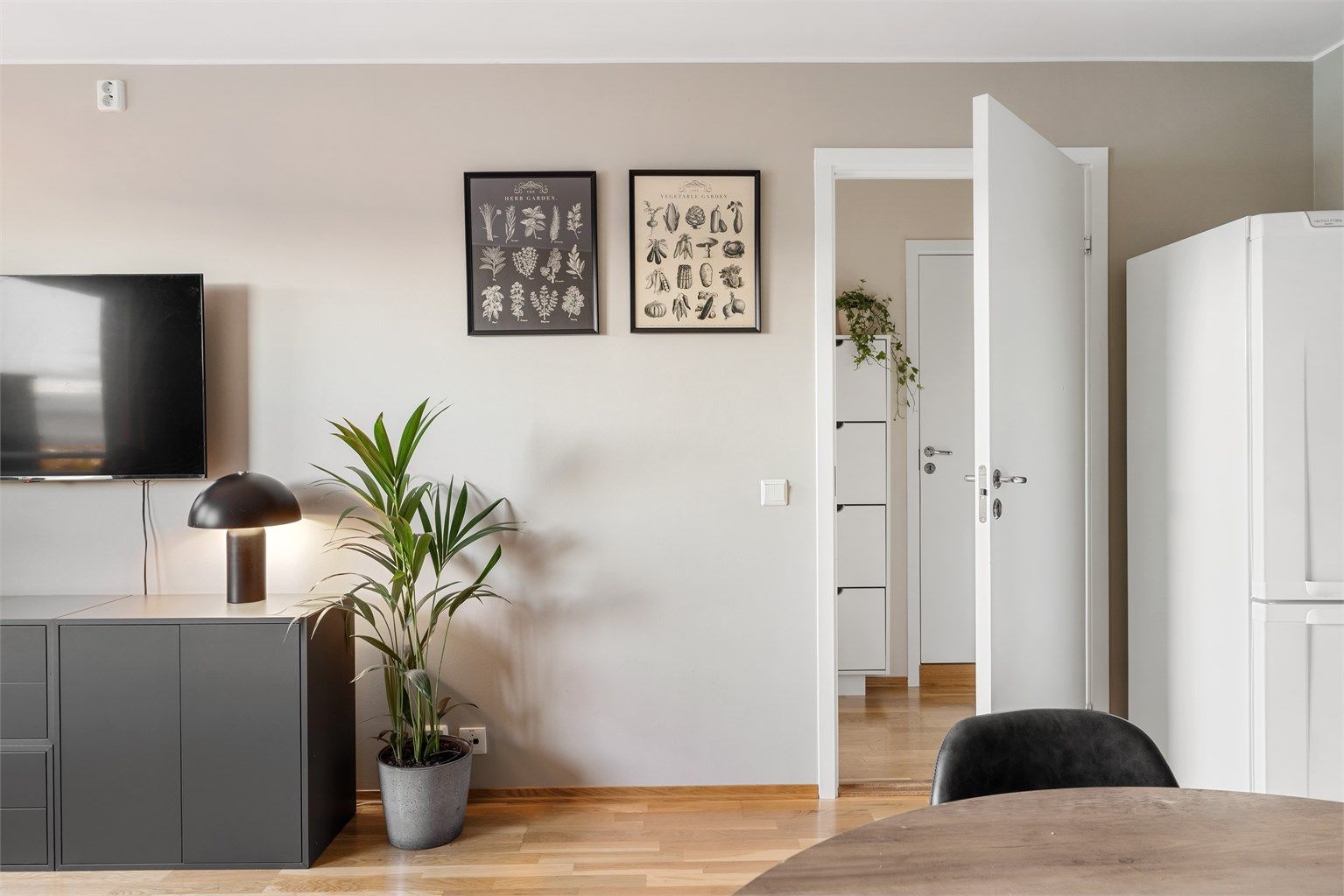 Videre inn til stue og kjøkken