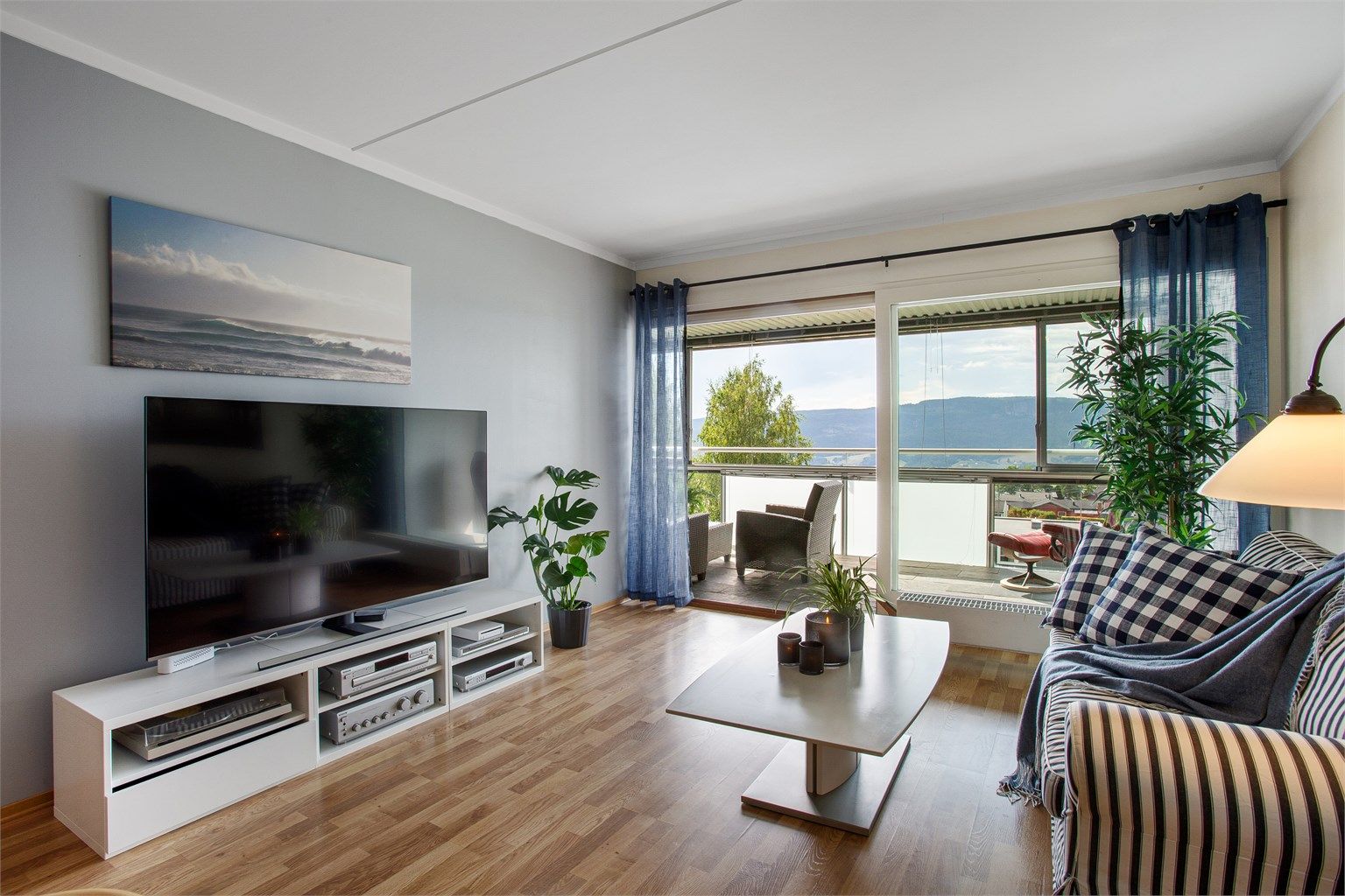 Laminat på gulv, malte vegger og malt himling. Foto: Ole Thorgeir Solheim Thoresen