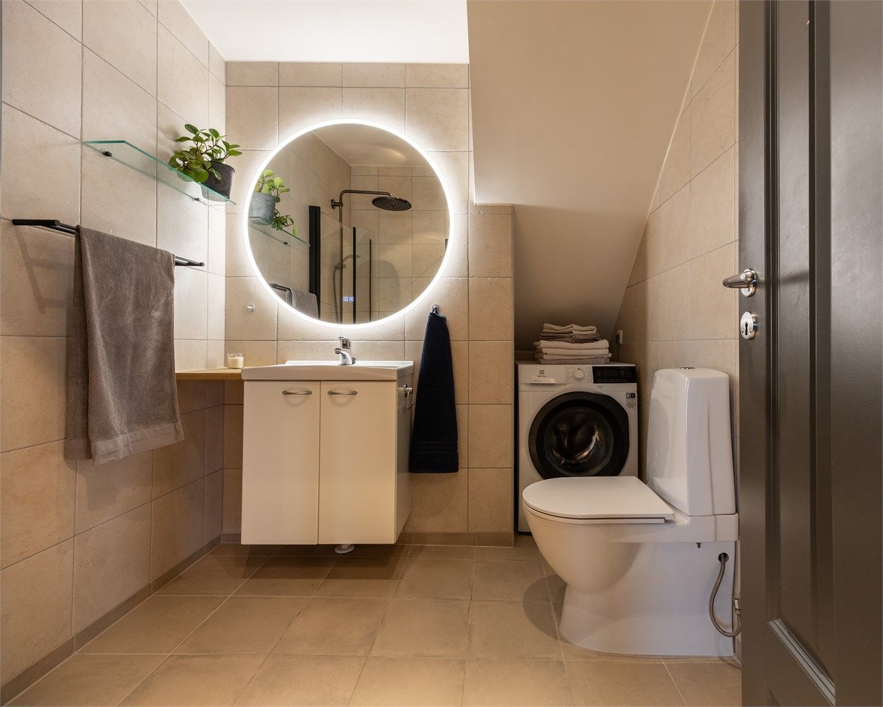 Flislagt bad med elektriske varmekabler i gulvet for god komfort.