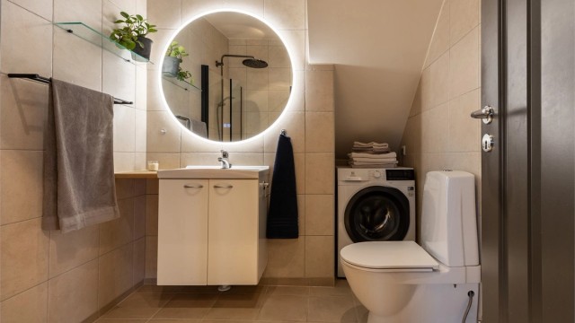 Flislagt bad med elektriske varmekabler i gulvet for god komfort.