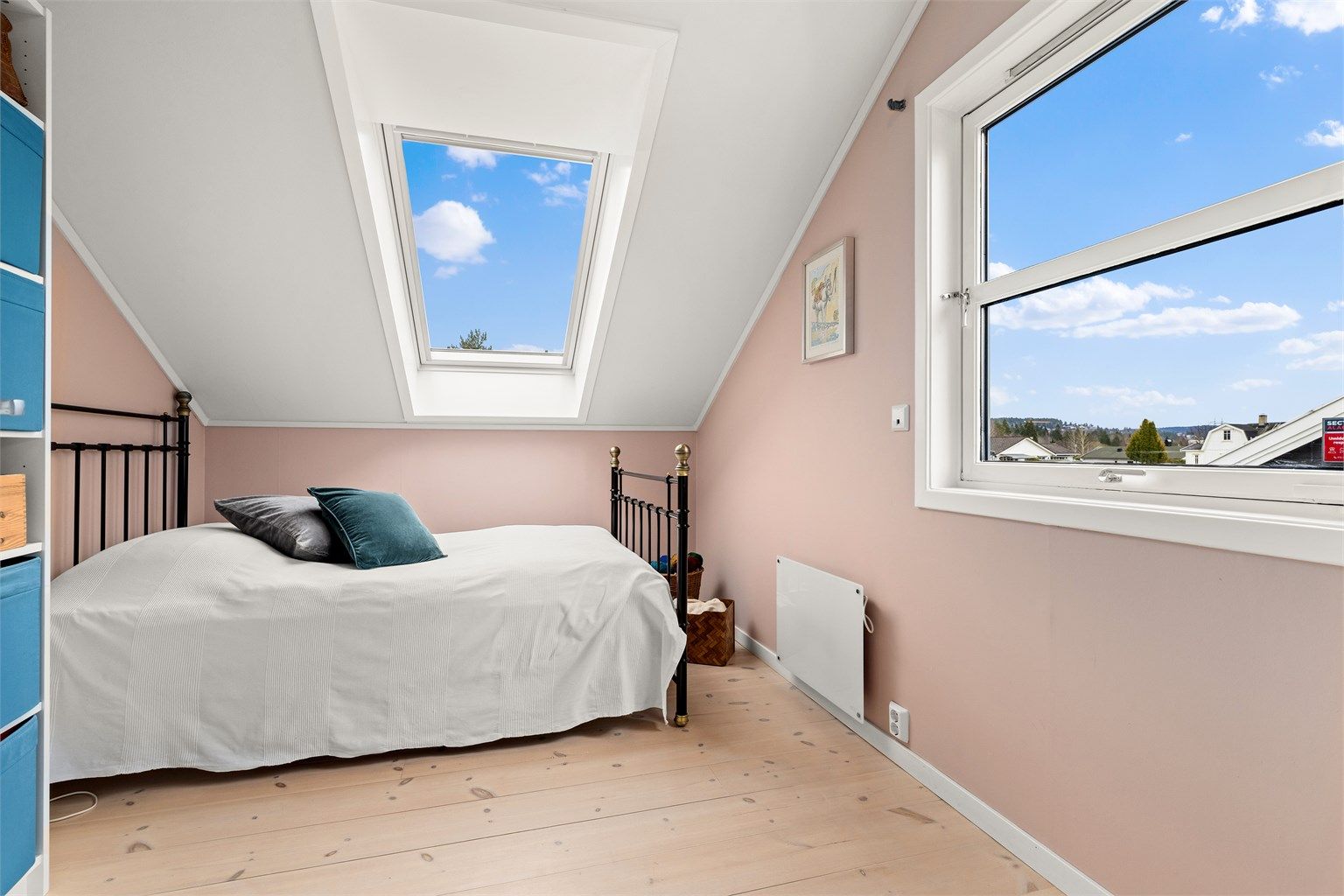 Det tredje soverommet egner seg godt som barnerom, gjesterom eller kontor.