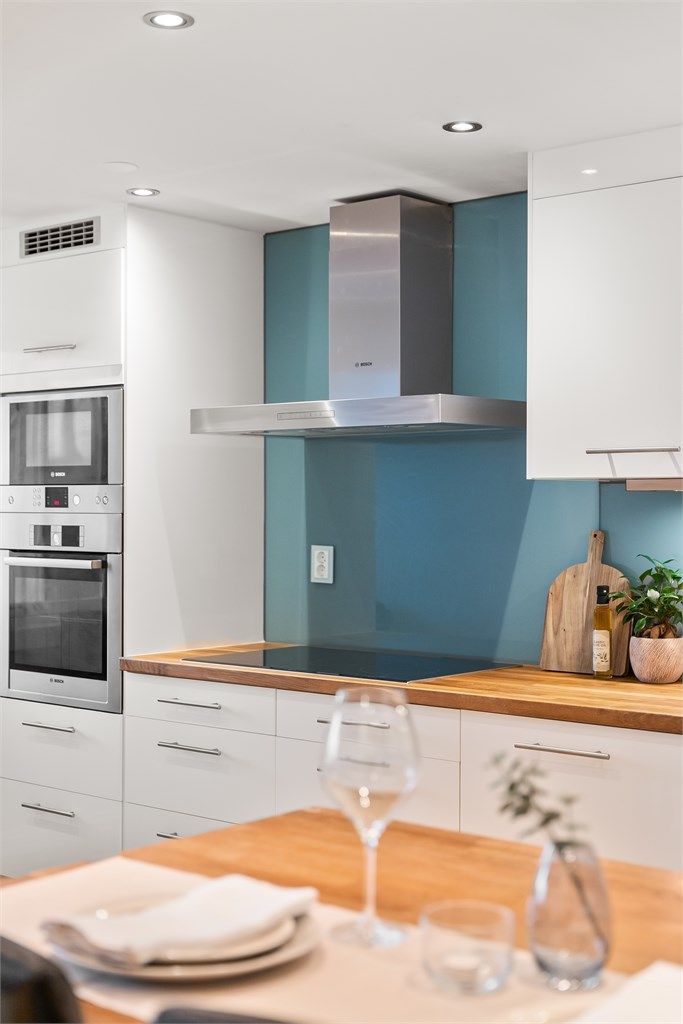 Kjøkkenet er utstyrt med ventilator med kullfilter og en elegant glassplate over kokesonen.