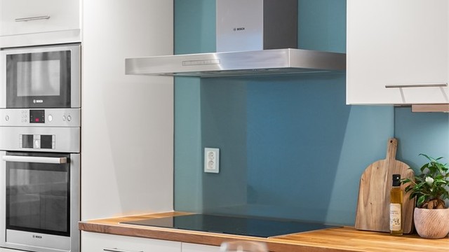 Kjøkkenet er utstyrt med ventilator med kullfilter og en elegant glassplate over kokesonen.