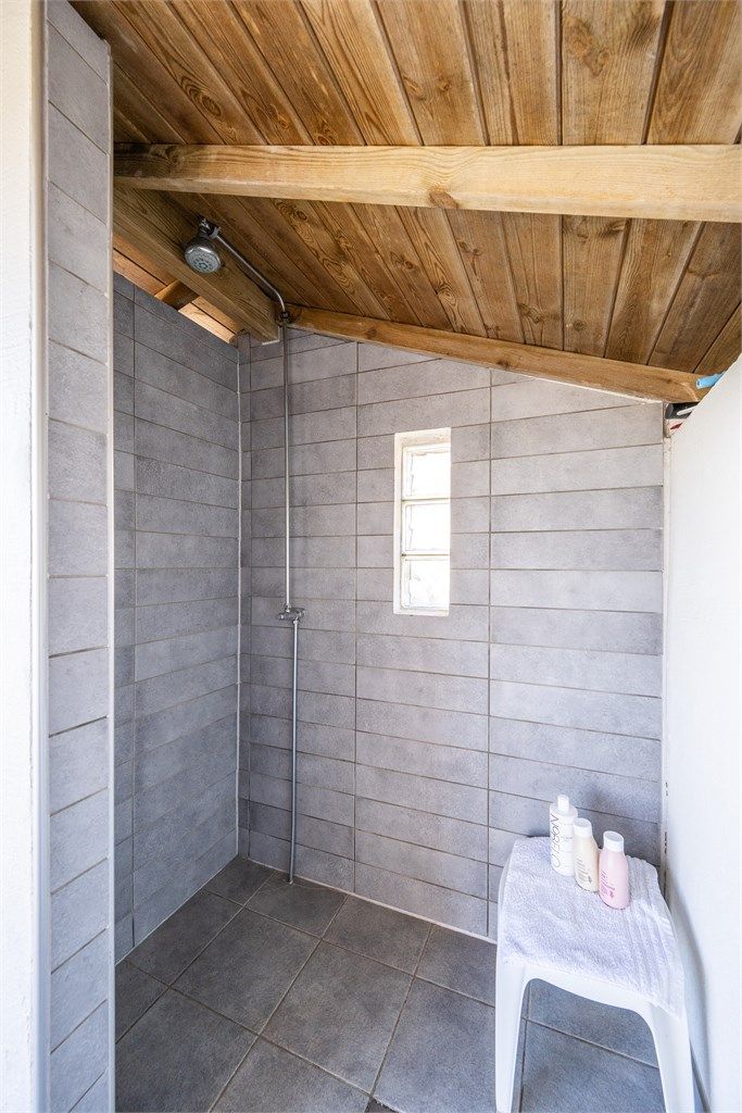 Den flislagte utedusjen er praktisk plassert ved bassengområdet.