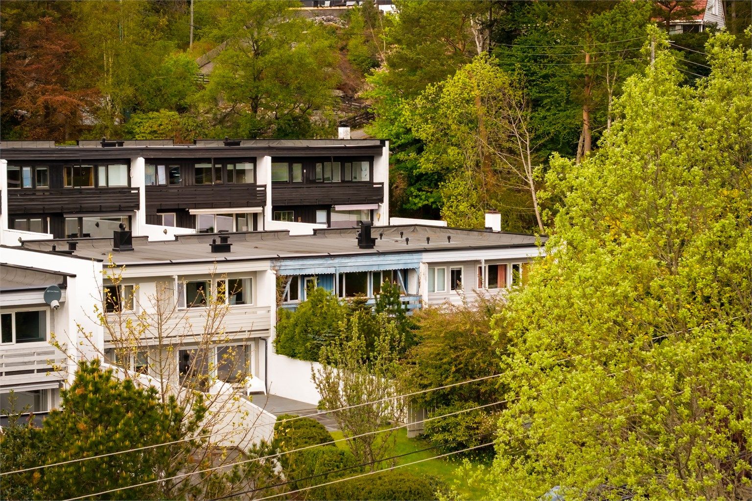 Boligen har en meget sentral beliggenhet på Tertnes med kort gangavstand til både barne- og ungdomsskole, butikk og busstopp. (Foto: Stian Inderhaug)