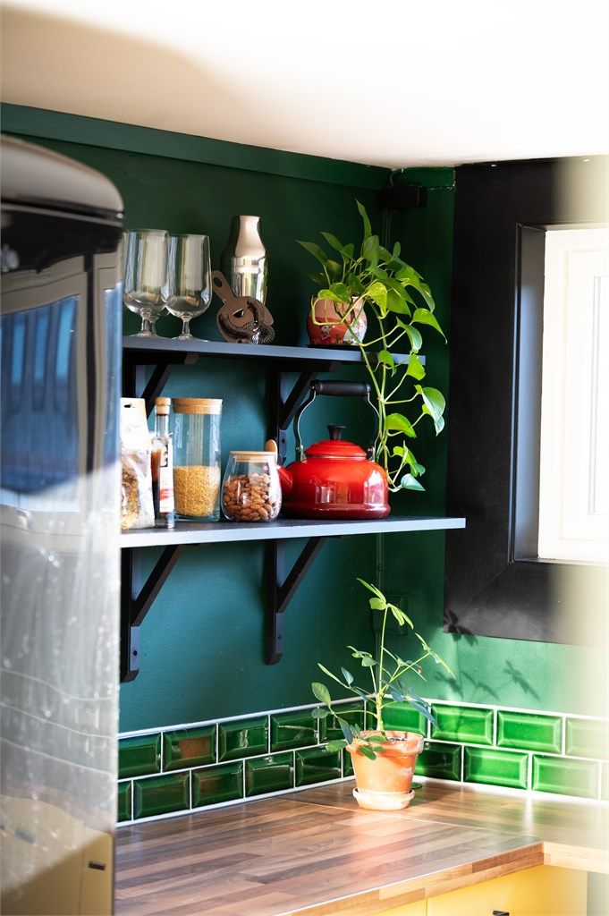 Kjøkkenet består videre av integrert stekeovn, platetopp og oppvaskmaskin i tillegg til frittstående kjøleskap.