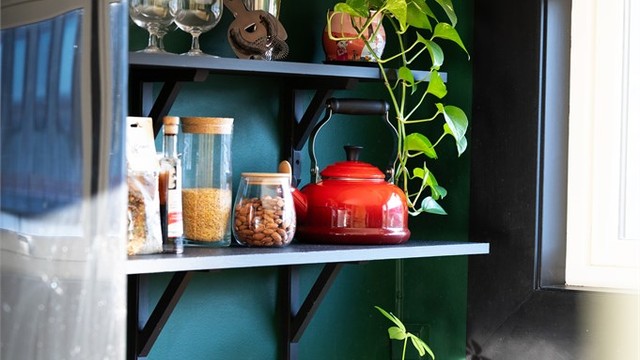 Kjøkkenet består videre av integrert stekeovn, platetopp og oppvaskmaskin i tillegg til frittstående kjøleskap.