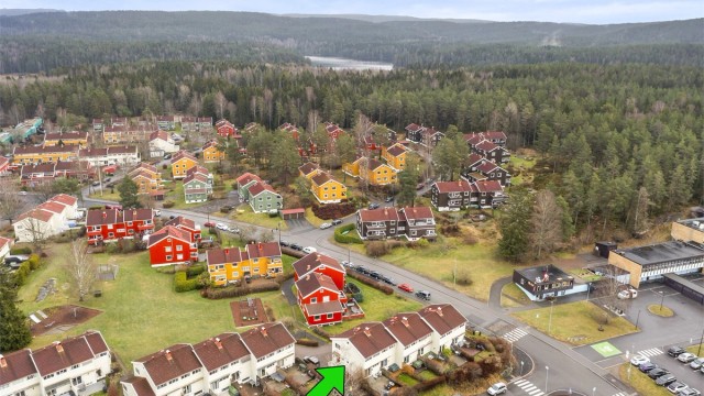 Velkommen til Bølerskogen 50, et stilig og svært arealeffektivt enderekkehus over 3 plan.
Drone - her bor du bokstavelig talt med marka som nabo! Foto: Fotograf Eren Jacobsen / Isnitt AS