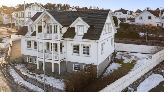 Velkommen til Bakkegata 21 - en stor og innholdsrik bolig i meget sentrale og attraktive omgivelser. Nå har du muligheten til å bosette deg i et av Sandefjords mest etablerte og sjarmerende villaområder. - Foto: Fotograf Magik