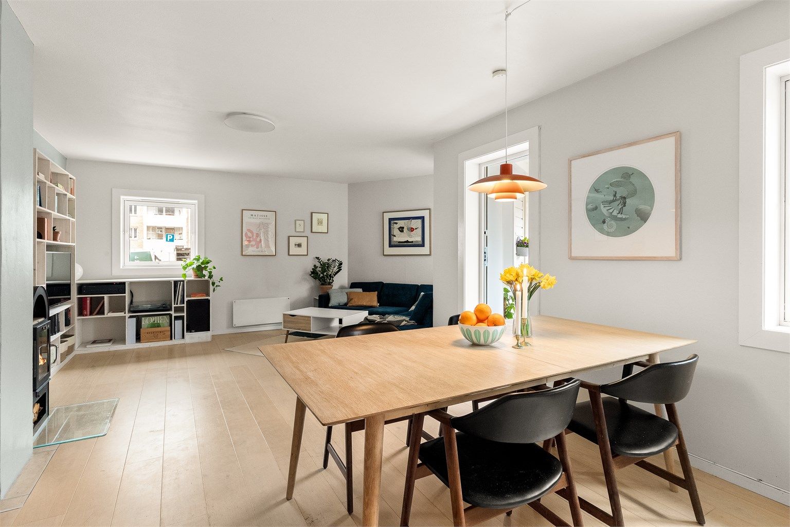 Leiligheten er malt i tidsriktige og moderne farger.