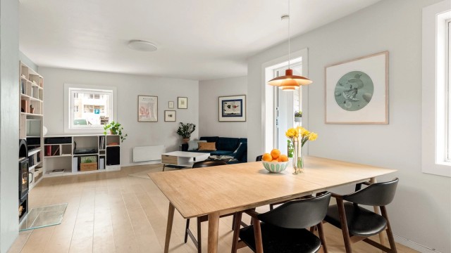 Leiligheten er malt i tidsriktige og moderne farger.