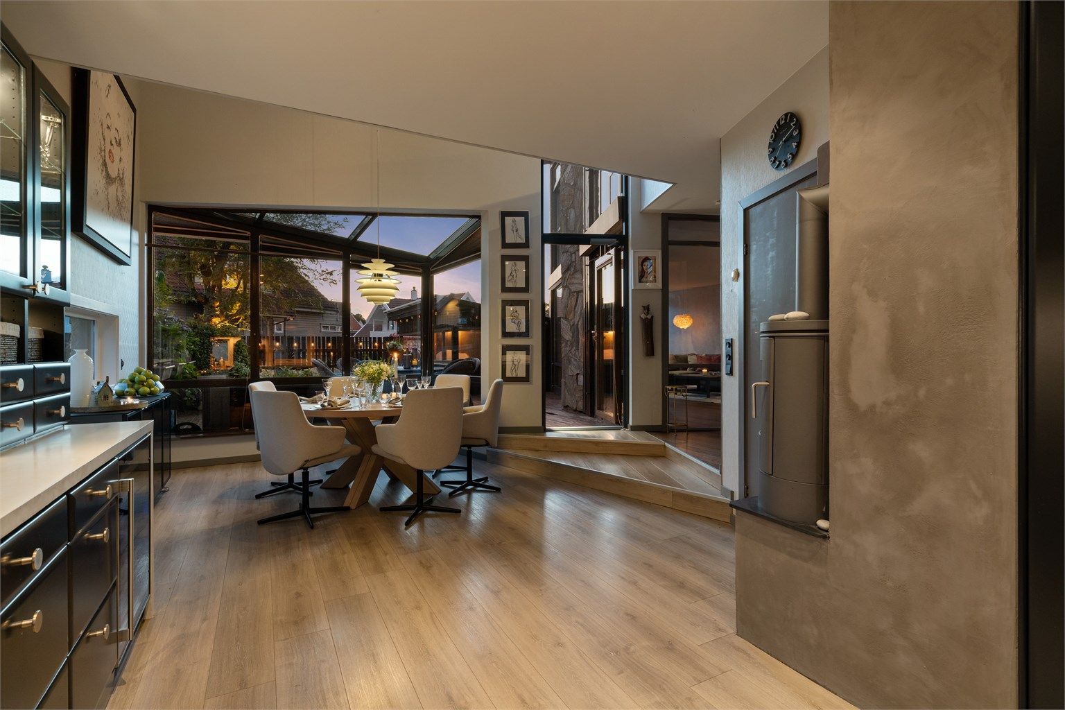 Arkitekttegnet enebolig over tre plan med særpreget utforming og store vindusflater.
Foto: Arve Gravdal