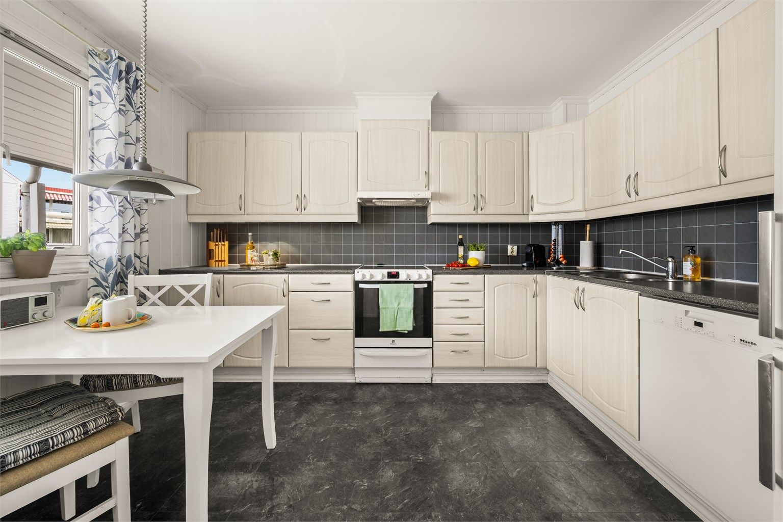 Leiligheten har en praktisk beliggenhet i et rolig område med umiddelbar nærhet til turstier, samtidig som servicetilbud og offentlig transport er lett tilgjengelig. Foto: Martine Eren Jacobsen.