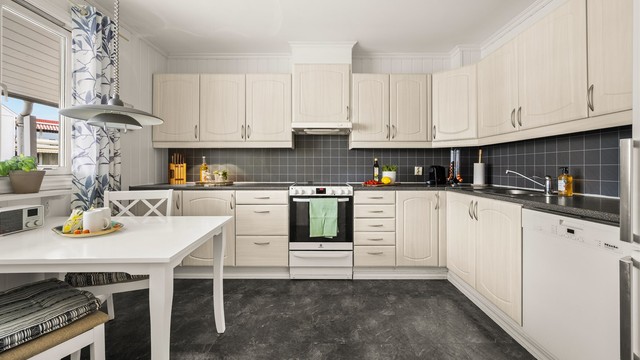 Leiligheten har en praktisk beliggenhet i et rolig område med umiddelbar nærhet til turstier, samtidig som servicetilbud og offentlig transport er lett tilgjengelig. Foto: Martine Eren Jacobsen.