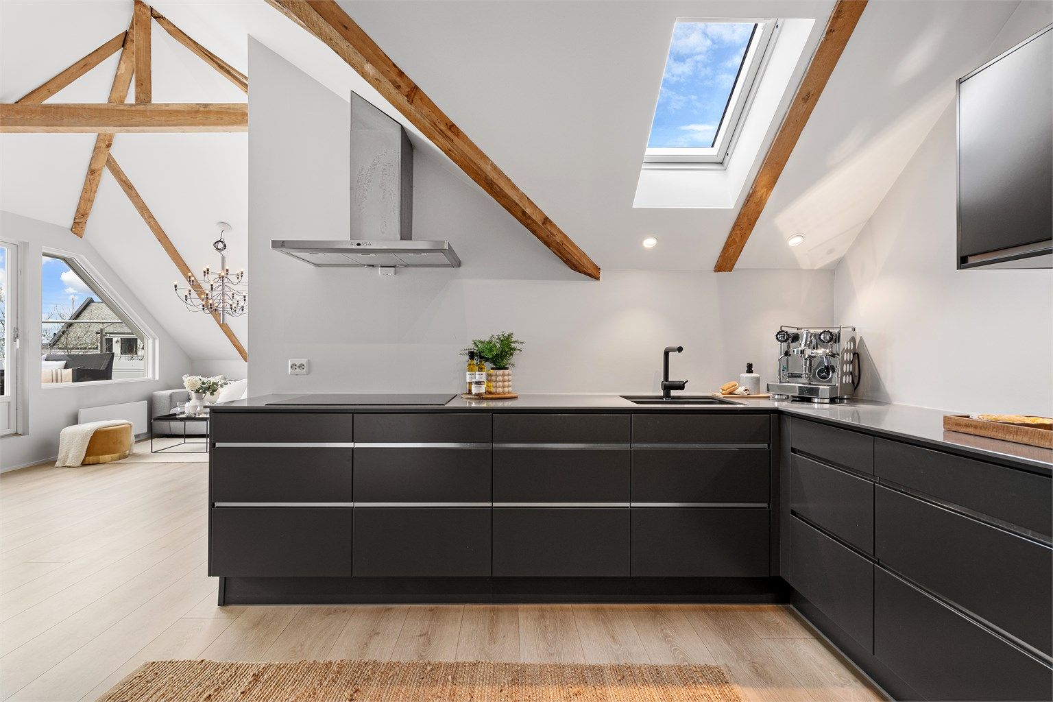 Fra kjøkkenet har du oversikt over stuen, noe som gjør det enkelt å være sosial med gjester.