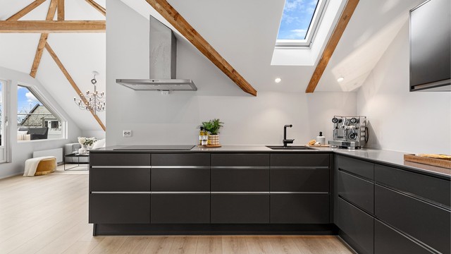 Fra kjøkkenet har du oversikt over stuen, noe som gjør det enkelt å være sosial med gjester.