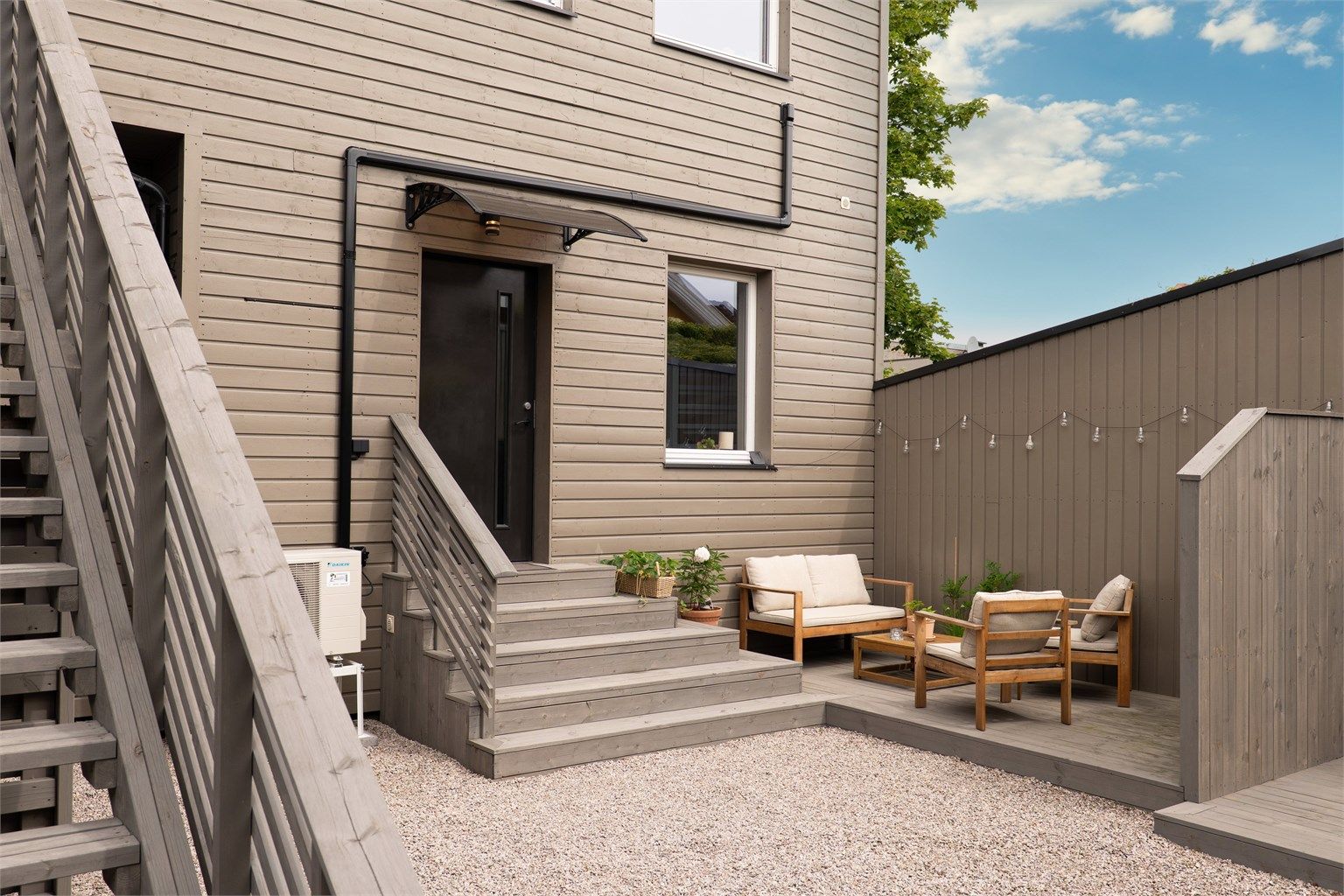 Leiligheten inngår i sidebygningen i bakgården som ble renovert i 2020 og består av to etasjer. Fotograf; Kristoffer Kristiansen.