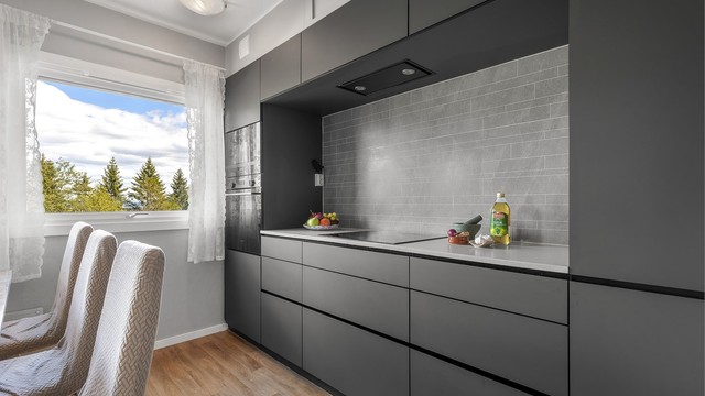 Kjøkkenet er utstyrt med kjøleskap, stekeovn, mikrobølgeovn og platetopp, samt ventilator med kullfilter plassert i overskap.