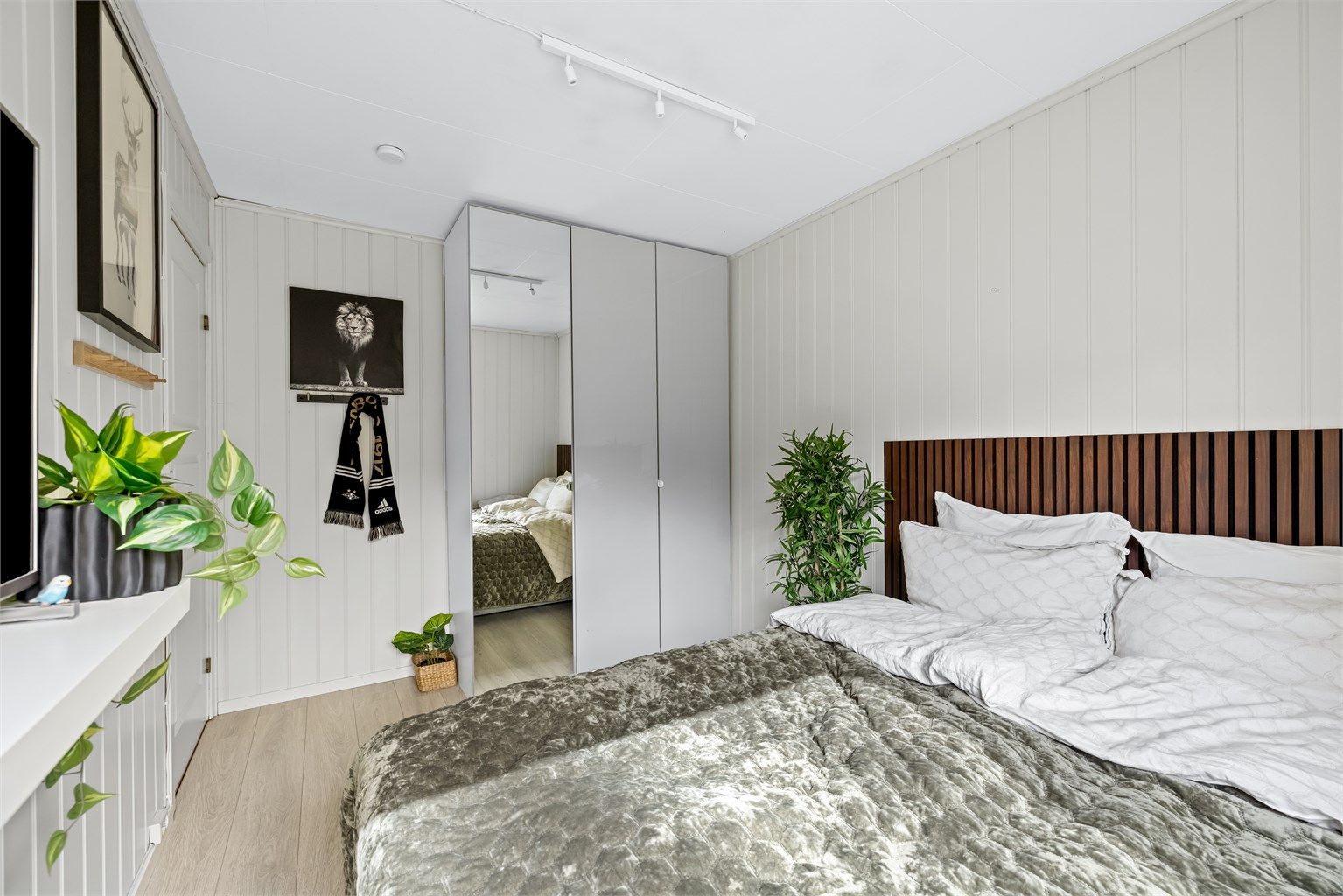 Soverom 2 har plass til seng og garderobeskap.