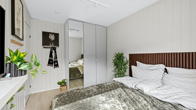 Soverom 2 har plass til seng og garderobeskap.