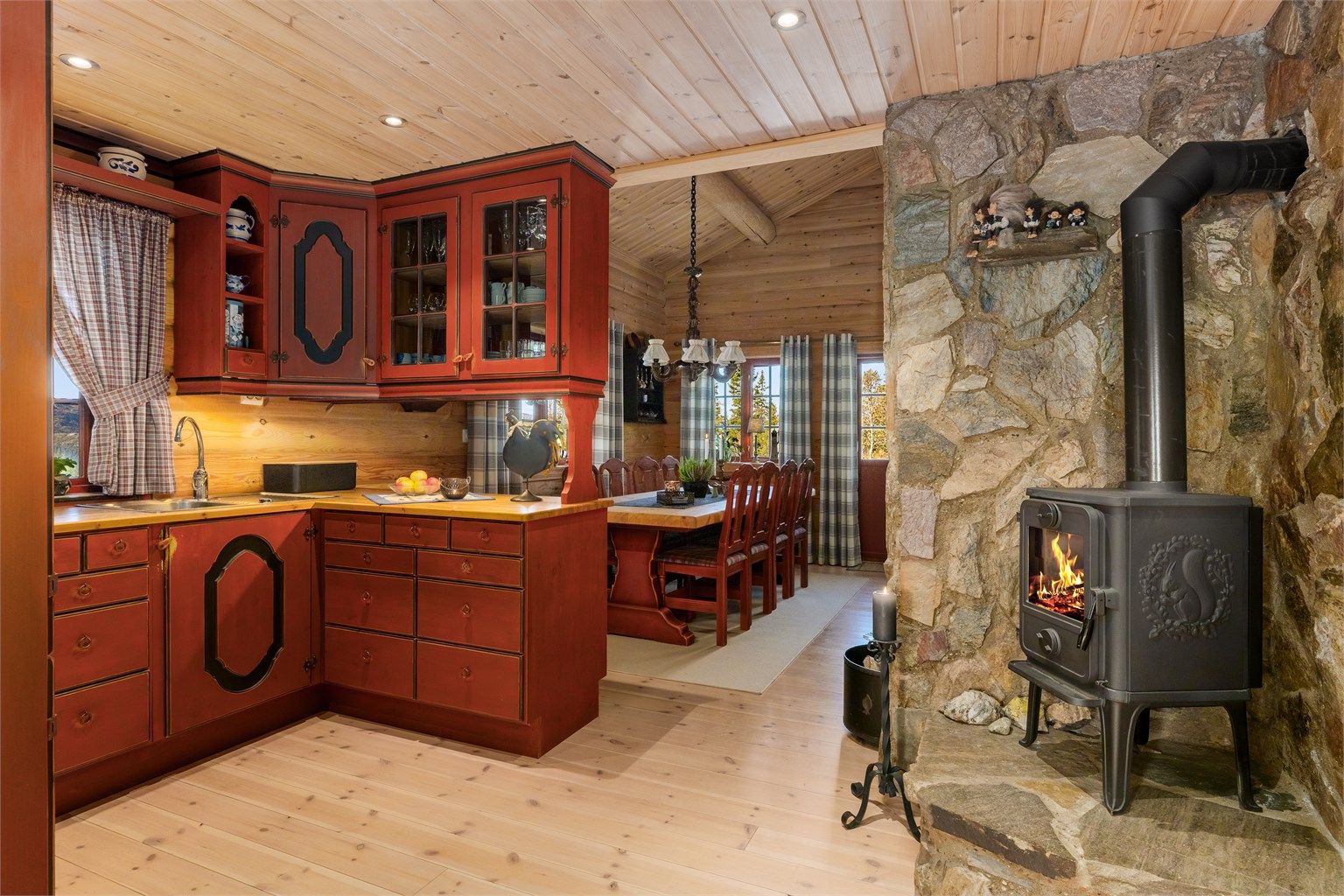 En vedovn på kjøkkenet gir ekstra varme og hygge under matlagingen.