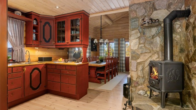 En vedovn på kjøkkenet gir ekstra varme og hygge under matlagingen.