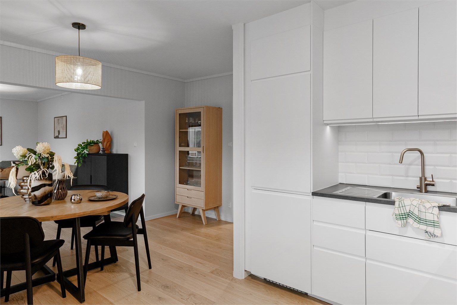 - Nydelig gjennomgående parkett i leiligheten -