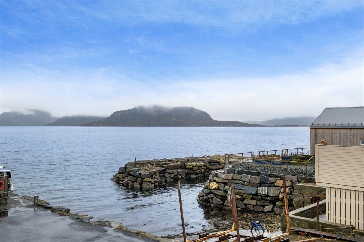 Flott utsikt og kort avstand til sjøen med muligheter for både fiske og bading