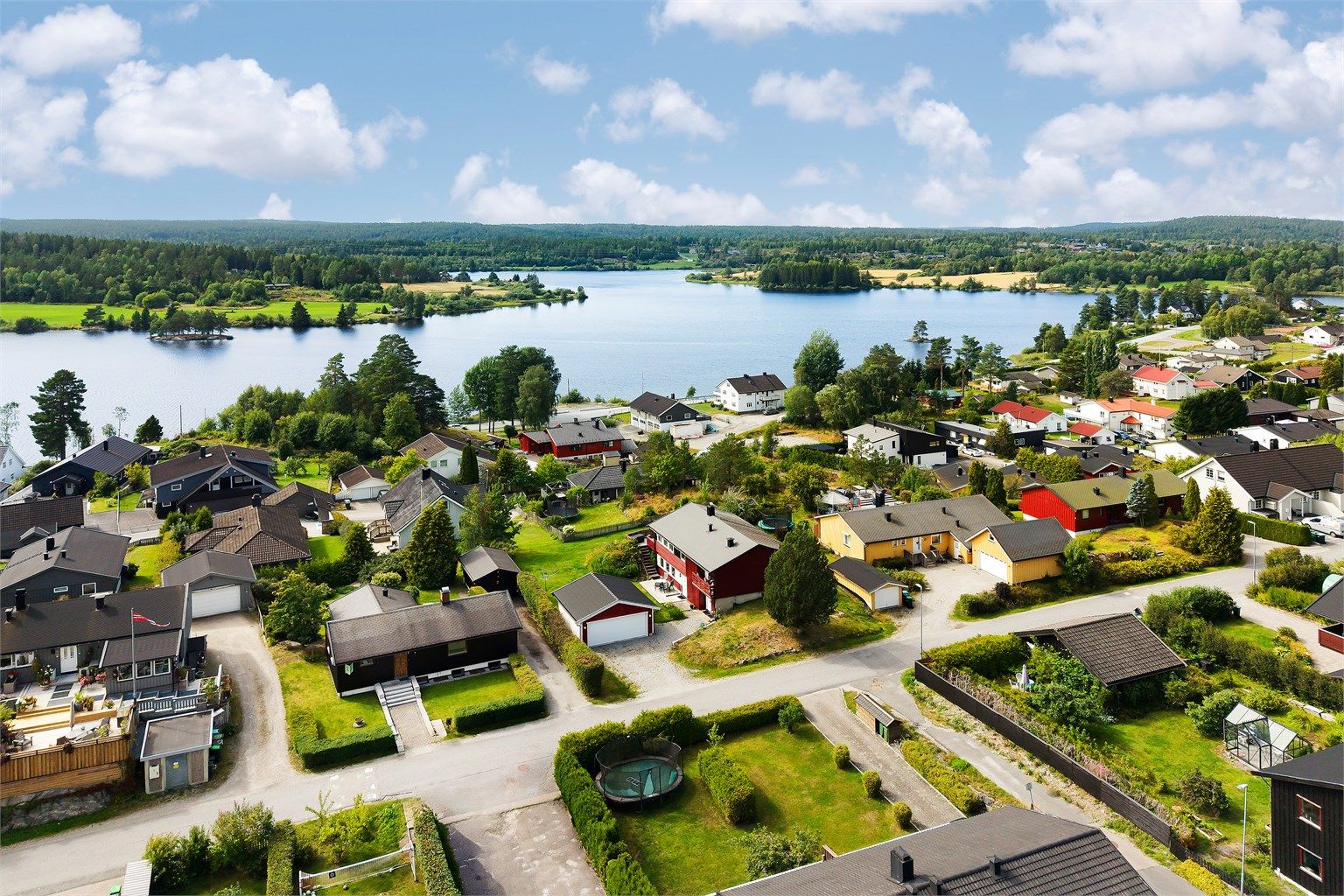 Utsikt over Vågvann og de omkringliggende skogsområdene.
