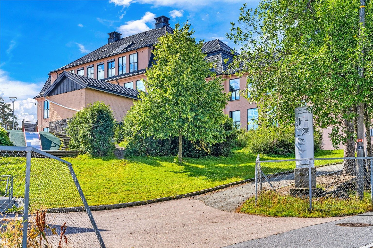 Høybråten skole for 1.-7. trinn ligger i trygg gangavstand fra boligen.