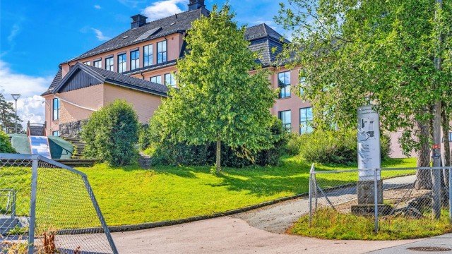 Høybråten skole for 1.-7. trinn ligger i trygg gangavstand fra boligen.