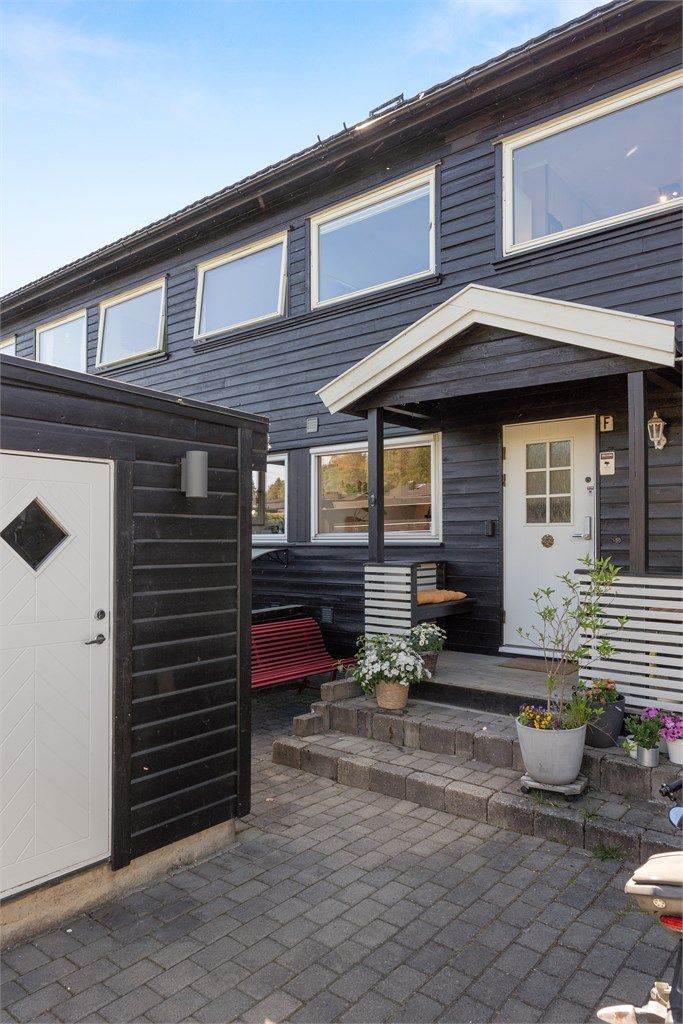 Velkommen til Odins vei 7 F - pent rekkehus over 3 plan med barnevennlig og flott beliggenhet