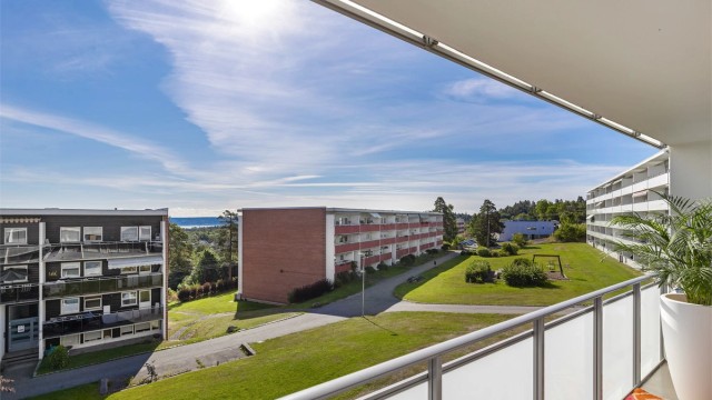 Her får du en pent oppusset, gjennomgående 3-roms leilighet med fin utsikt, to balkonger og svært sentral beliggenhet
