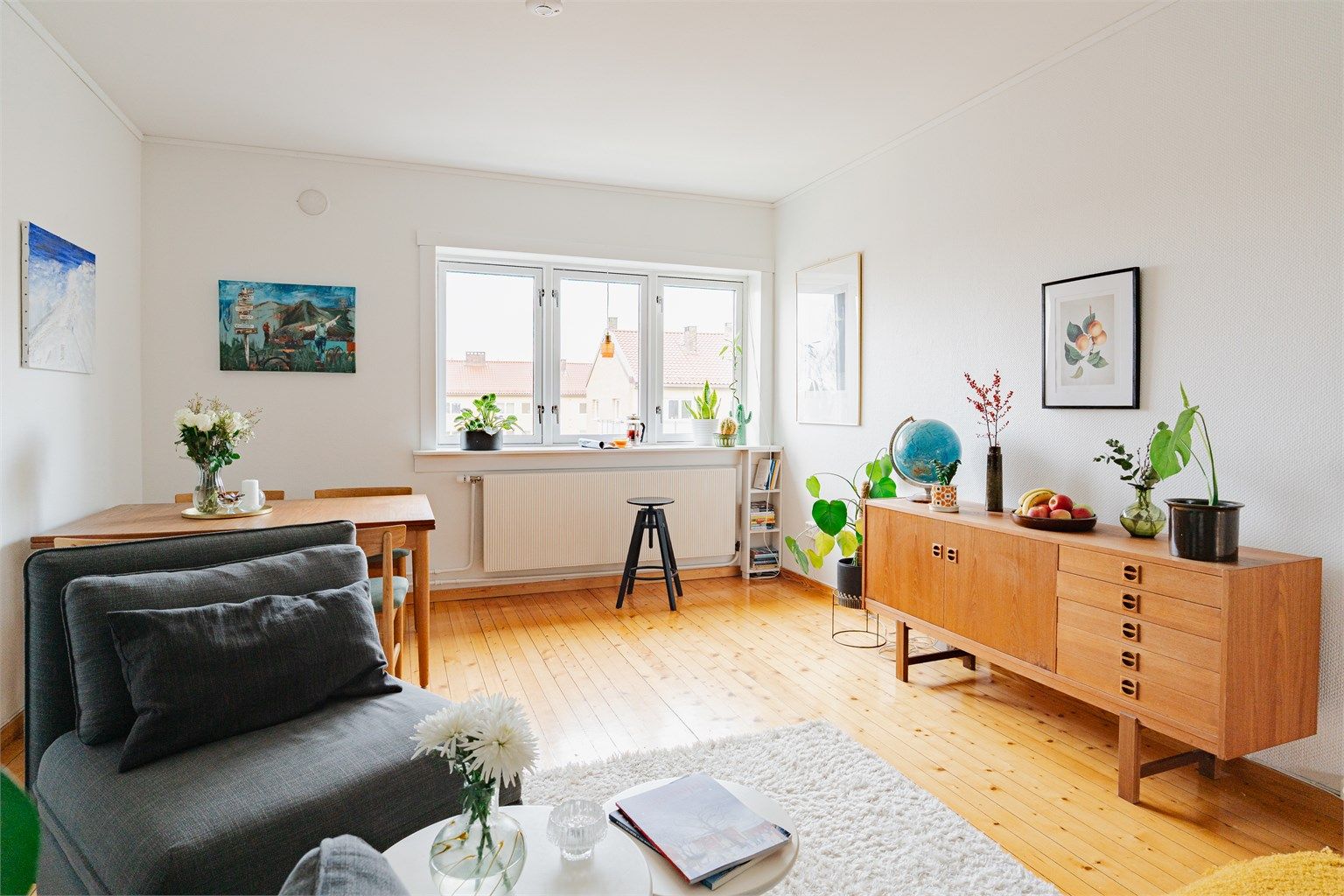 Veggene har strietapet og det originale tregulvet har blitt slipt og oljet.