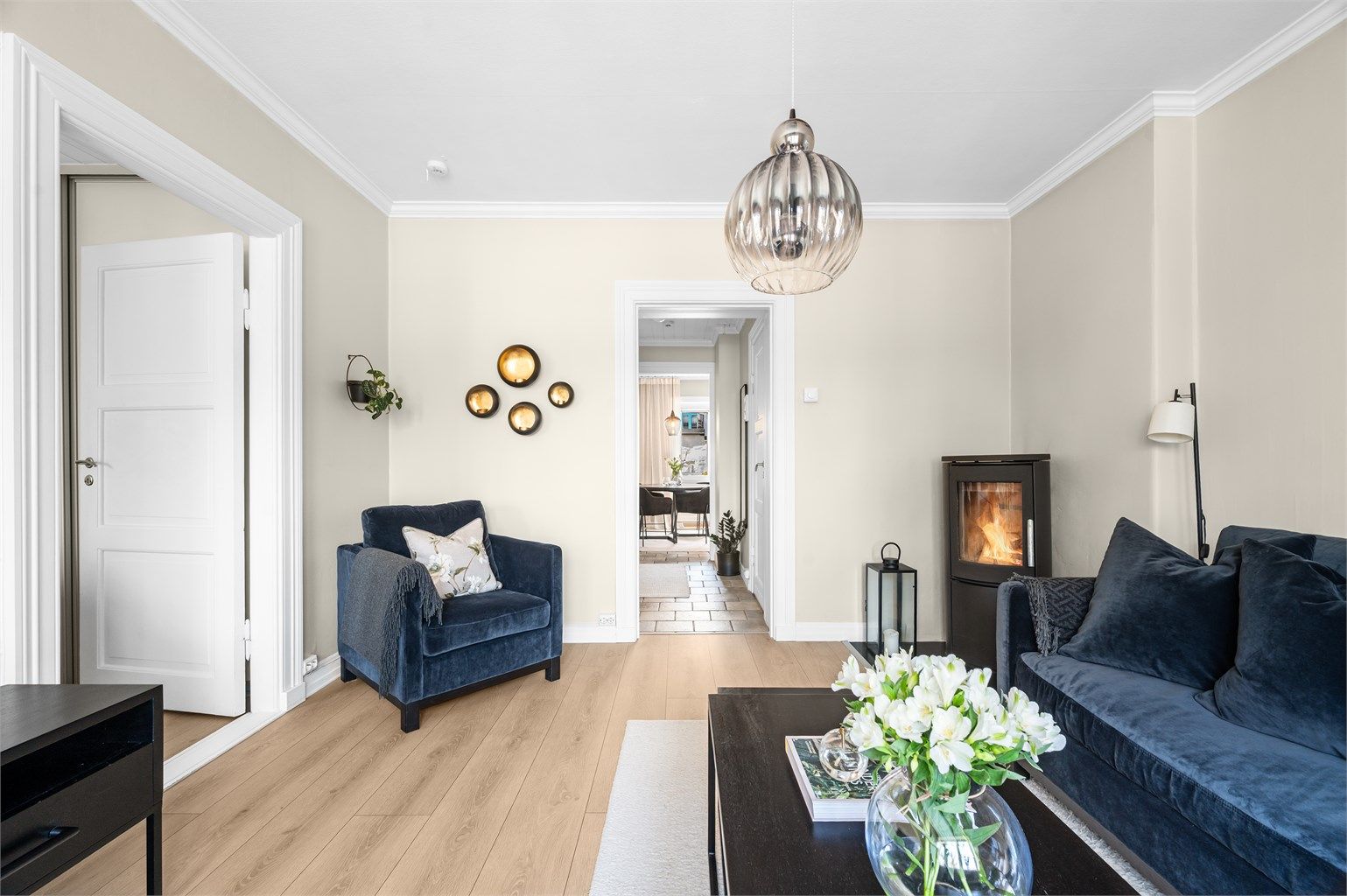 Leilighetens gjennomgående planløsning gir en god flyt og forbindelse mellom stue, entré og kjøkken.