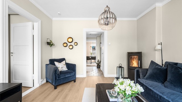 Leilighetens gjennomgående planløsning gir en god flyt og forbindelse mellom stue, entré og kjøkken.