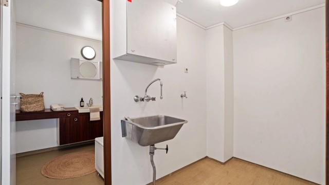 Leiligheten har et praktisk, separat vaskerom med utslagsvask og opplegg for vaskemaskin.