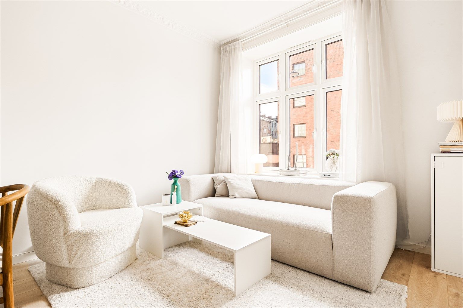 Store vinduer fra 2022 tilfører rikelig med naturlig lys til leiligheten som vender syd. 