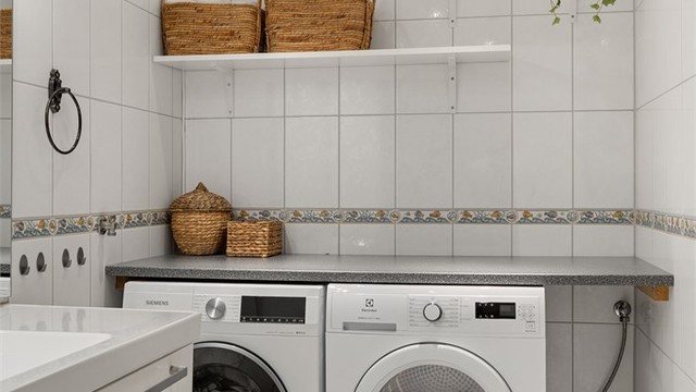 Opplegg for vaskemaskin og tørketrommel på badet.