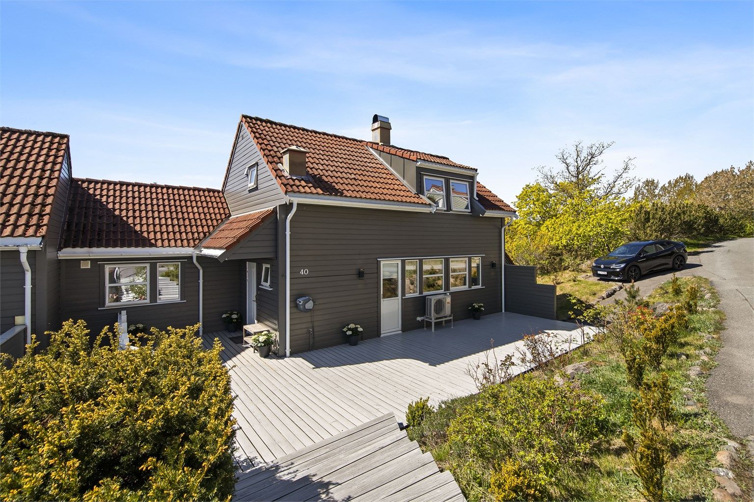Høyt og frittliggende bolig i solrike og attraktive omgivelser, med gode utearealer som gir plass til flere hyggelige sittegrupper og sosialt utemiljø.