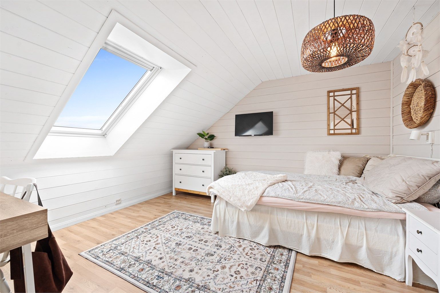 Et av to soverom på loftet, med takvindu som gir godt med dagslys.