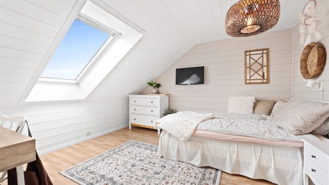 Et av to soverom på loftet, med takvindu som gir godt med dagslys.