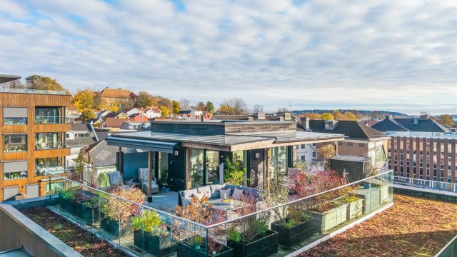 Her har du alt hva man trenger rett på utsiden av døren. Leilighetens store og unike takterrasse på hel 67 kvm, er en liten oase med 360 graders sol og nydelig utsikt!