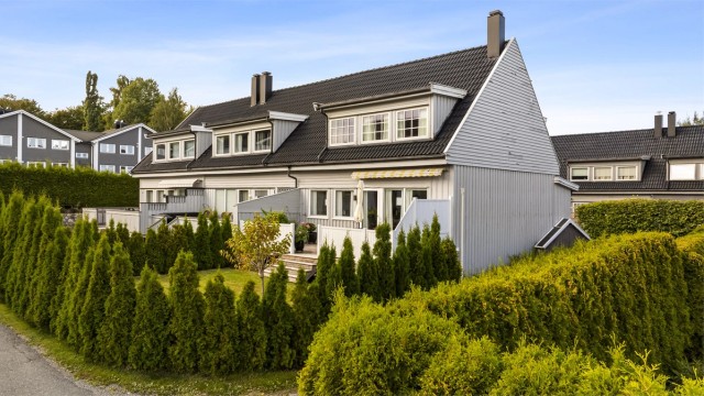Enderekkehuset ligger fint til med gode lys- og utsiktsforhold.