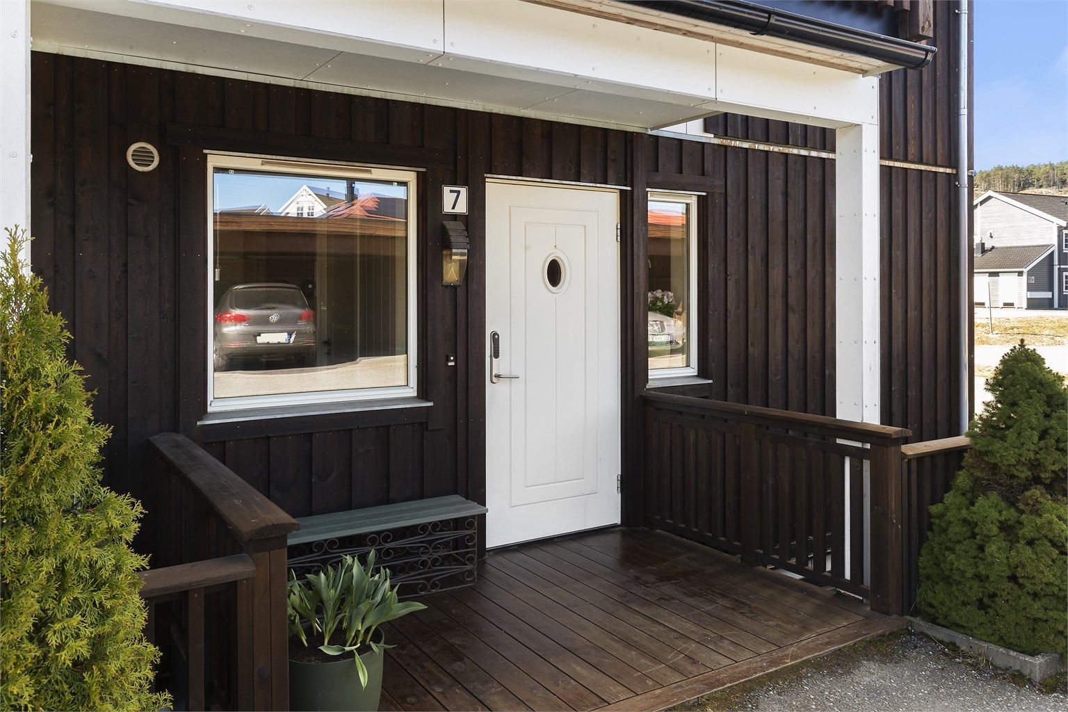 Overbygget inngangsparti med en platting på ca. 4 m². Ytterdøren har elektronisk kodelås.